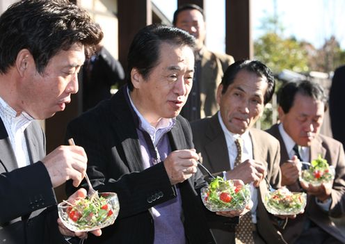 Photograph of the Prime Minister sampling vegetables
