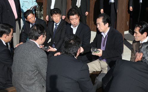 Photograph of the Prime Minister exchanging views with people involved in agribusiness