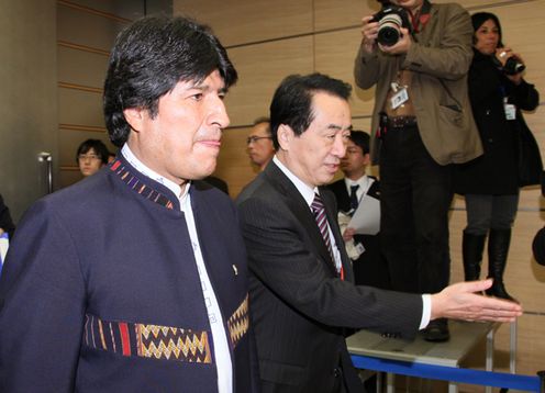Photograph of Prime Minister Kan heading to the venue for the signing ceremony with President Morales of Bolivia