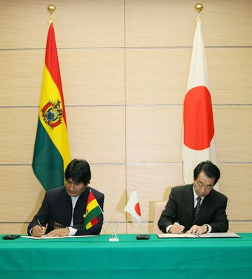 Photograph of Prime Minister Kan signing the Japan-Bolivia Joint Statement