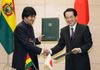 Photograph of Prime Minister Kan exchanging the joint statement with President Morales of Bolivia