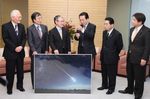 Photograph of the Prime Minister enjoying conversation with Professor Kawaguchi of JAXA 1