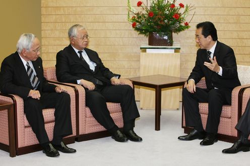 Photograph of the Prime Minister holding talks with Chairman of the Nippon Keidanren Yonekura and Chairman of the Japan Chamber of Commerce and Industry Okamura 1