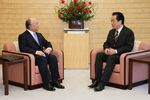 Photograph of the Prime Minister holding talks with IAEA Director General Amano