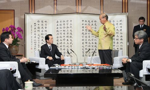 Photograph of the Prime Minister holding a meeting with Governor Nakaima of Okinawa Prefecture 3