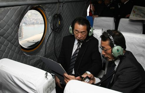 Photograph of the Prime Minister observing the Kadena redevelopment zone from the air