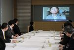 Photograph of the Prime Minister hearing a video message from Prof. Shiro Asano at the meeting of the Task Force Team for HTLV-1