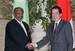 Photograph of Prime Minister Kan shaking hands with President Guelleh of Djibouti 1