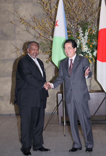 Photograph of Prime Minister Kan shaking hands with President Guelleh of Djibouti 2
