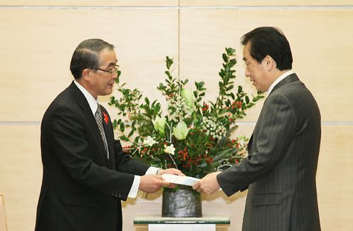 Photograph of the Prime Minister receiving a letter of request from Governor Nakamura of Nagasaki Prefecture 1