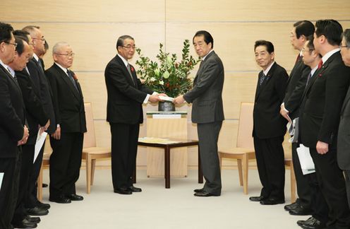 Photograph of the Prime Minister receiving a letter of request from Governor Nakamura of Nagasaki Prefecture 2