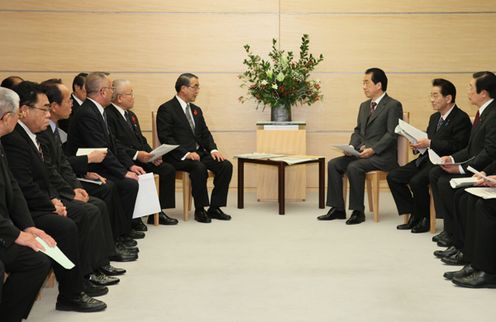 Photograph of the Prime Minister receiving a courtesy call from Governor Nakamura of Nagasaki Prefecture