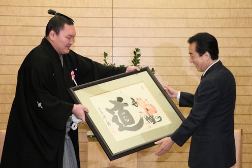 Photograph of the Prime Minister receiving an autograph from Yokozuna Hakuho as a gift