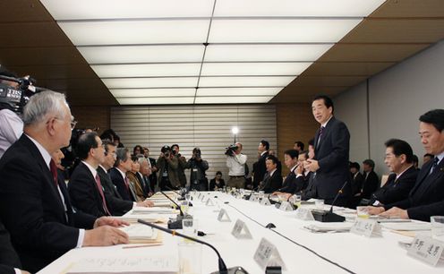 Photograph of the Prime Minister delivering an address at the meeting of the Council on the Realization of the New Growth Strategy 1