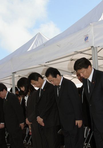 Photograph of the Prime Minister offering a silent prayer at the Memorial Service for the War Dead in Ioto