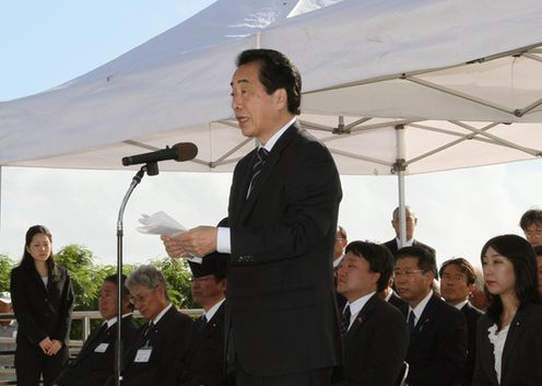 Photograph of the Prime Minister delivering an address at the Memorial Service for the War Dead in Ioto 1