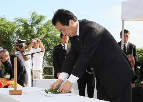Photograph of the Prime Minister offering a flower at the Memorial Service for the War Dead in Ioto
