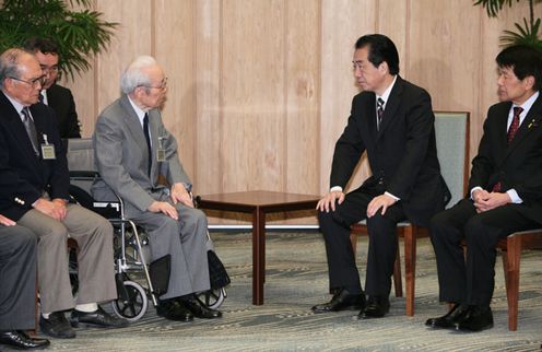 Photograph of the Prime Minister receiving a courtesy call from former Japanese detainees in Siberia 1