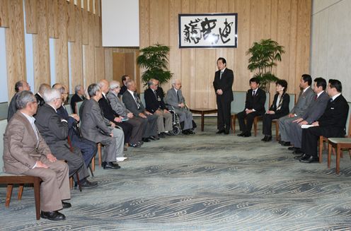 Photograph of the Prime Minister receiving a courtesy call from former Japanese detainees in Siberia 2