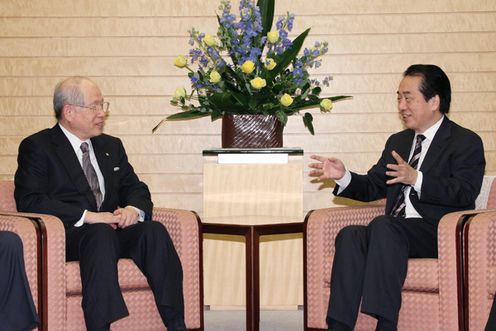 Photograph of the Prime Minister holding talks with Dr. Noyori, Chair of the Council for Science and Technology, and others 1
