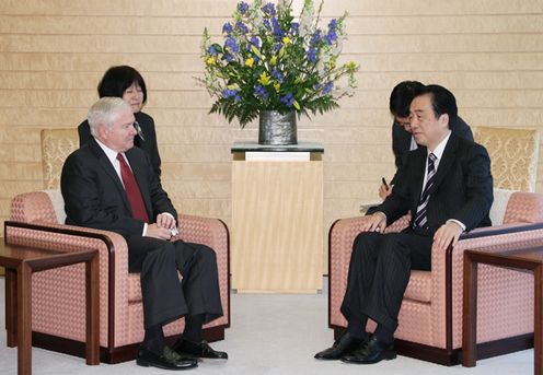 Photograph of Prime Minister Kan holding talks with US Secretary of Defense Gates