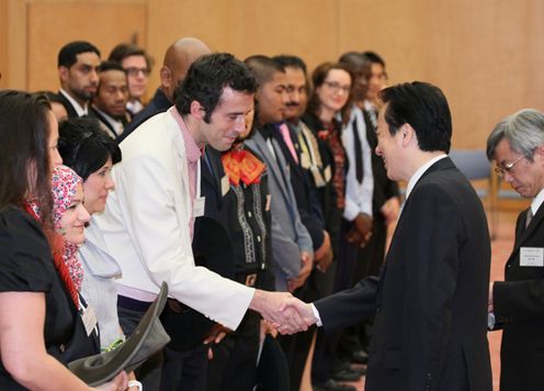 Photograph of the Prime Minister shaking hands with the representatives of the youths participating in the SWY program and giving words of encouragement to them 1