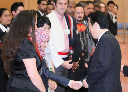 Photograph of the Prime Minister shaking hands with the representatives of the youths participating in the SWY program and giving words of encouragement to them 2