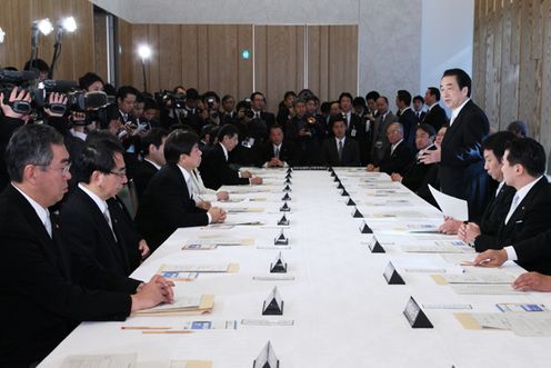 Photograph of the Prime Minister delivering an address at the first meeting of the senior vice-ministers
