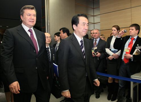 Photograph of Prime Minister Kan heading to the venue for the signing ceremony with President Yanukovych of Ukraine