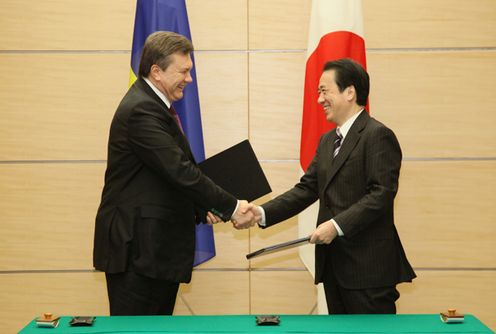 Photograph of Prime Minister Kan exchanging the joint statement with President Yanukovych of Ukraine