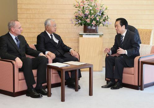 Photograph of the Prime Minister receiving a courtesy call from the co-chairs of the EU-Japan BRT
