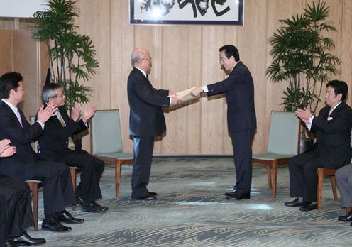 Photograph of the Prime Minister presenting Dr. Akira Suzuki, Emeritus Professor of Hokkaido University, with the Prime Minister's certificate of appreciation