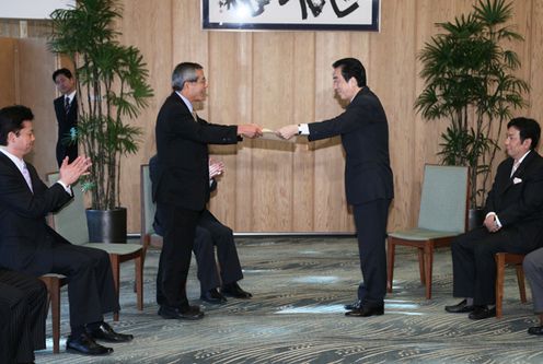 Photograph of the Prime Minister presenting Dr. Eiichi Negishi, H.C. Brown Distinguished Professor of Chemistry, Purdue University, with the Prime Minister's certificate of appreciation