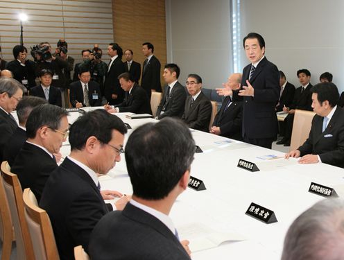 Photograph of the Prime Minister delivering an address to administrative vice-ministers and others 2