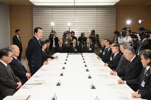 Photograph of the Prime Minister delivering an address to administrative vice-ministers and others 3