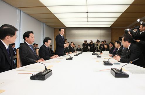 Photograph of the Prime Minister delivering an address at the meeting of the Headquarters of the Government and Ruling Parties for Social Security Reform 2