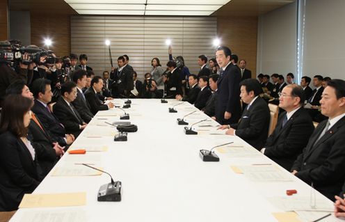 Photograph of the Prime Minister delivering an address at the meeting of the Headquarters of the Government and Ruling Parties for Social Security Reform 3