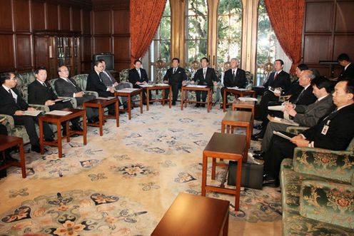 Photograph of the Prime Minister delivering an address at the Ministerial Meeting on the Shinmoe-dake Eruption, Heavy Snow, and Related Disasters 2