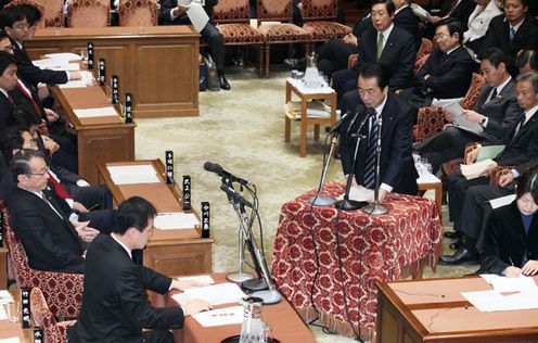 Photograph of the Prime Minister answering questions at the meeting of the Budget Committee of the House of Representatives 2