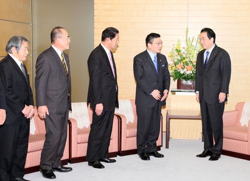 Photograph of the Prime Minister receiving a courtesy call from Governor Furukawa of Saga Prefecture 1