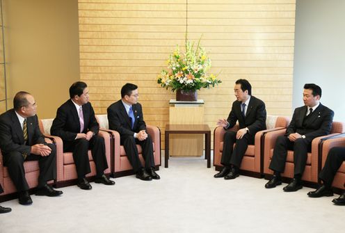 Photograph of the Prime Minister receiving a courtesy call from Governor Furukawa of Saga Prefecture 2