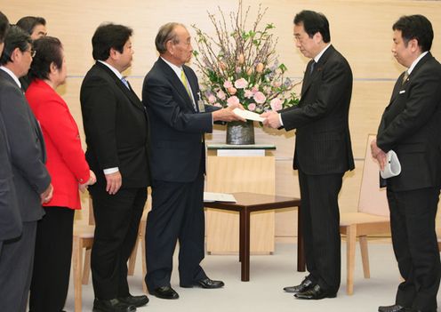 Photograph of the Prime Minister receiving a request from the Council for Promotion of Dezoning and Reutilization of Military Land in Okinawa 1
