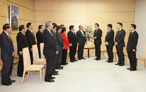 Photograph of the Prime Minister receiving a request from the Council for Promotion of Dezoning and Reutilization of Military Land in Okinawa 2