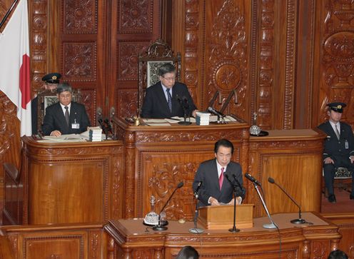 Photograph of the Prime Minister answering questions at the plenary session of the House of Representatives 3