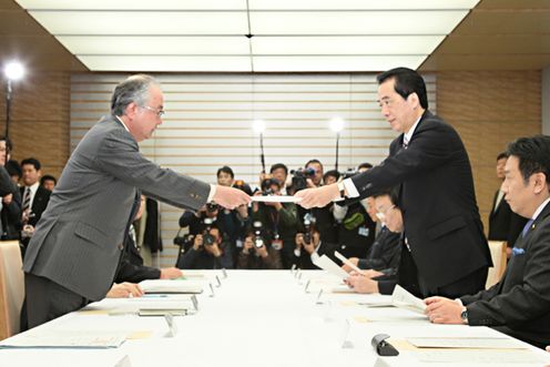 Photograph of the Prime Minister receiving a request at the Government-RENGO Summit Meeting