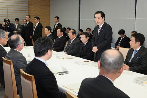 Photograph of the Prime Minister delivering an address at the Government-RENGO Summit Meeting