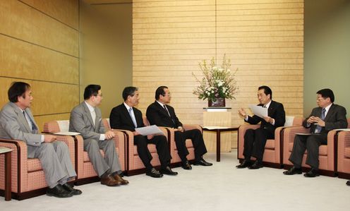 Photograph of the Prime Minister receiving requests from the President of the National Governors' Association and others 2