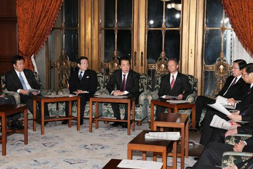 Photograph of the Prime Minister delivering an address at the Ministerial Meeting on the Situation in the Middle East 1