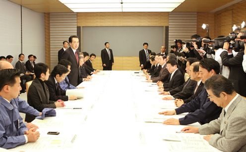 Photograph of the Prime Minister speaking at the Headquarters for Emergency Disaster Response for the 2011 Tohoku - Pacific Ocean Earthquake 2