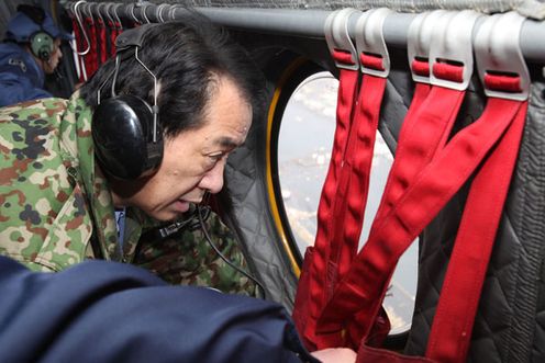 Photograph of the Prime Minister observing the earthquake disaster areas from a helicopter 1